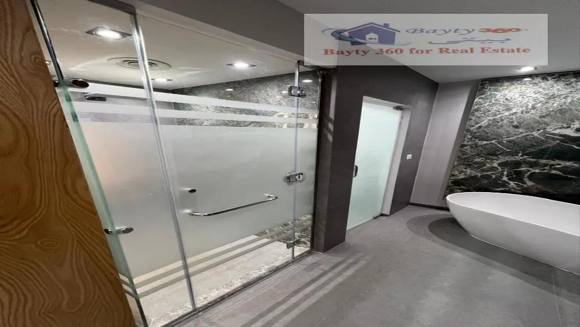 شقة فاخرة بمساحة 236 متر مربع في AUC