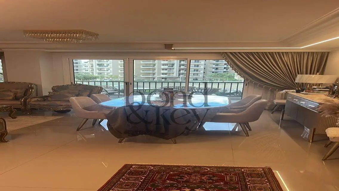 شقة رائعة للبيع بمساحة كبيرة