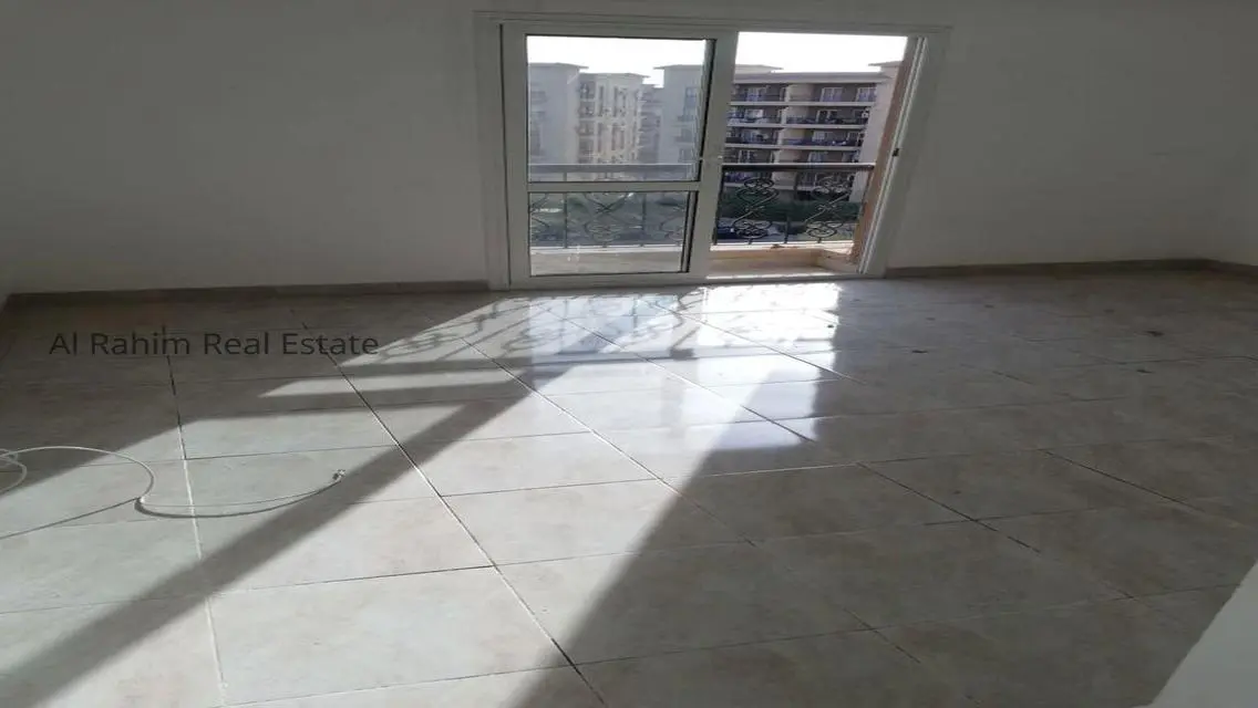 شقة رائعة بمساحة واسعة مع شرفة وإطلالة مميزة