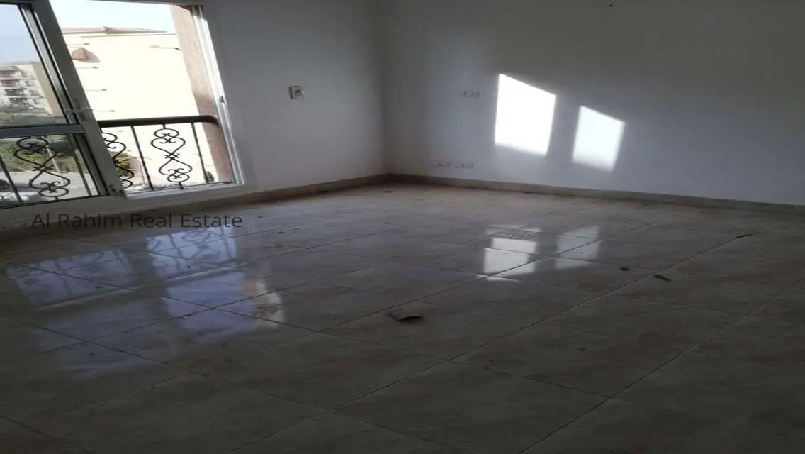 شقة رائعة بمساحة واسعة مع شرفة وإطلالة مميزة