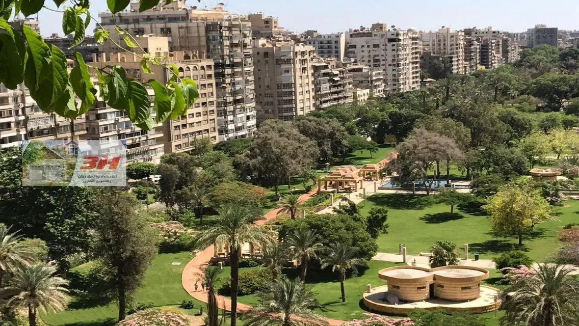 شقة راقية للبيع بمساحة شاسعة 300 متر