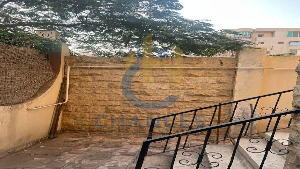 شقة فاخرة للبيع مع شرفة - 3 غرف نوم في قلب المدينة