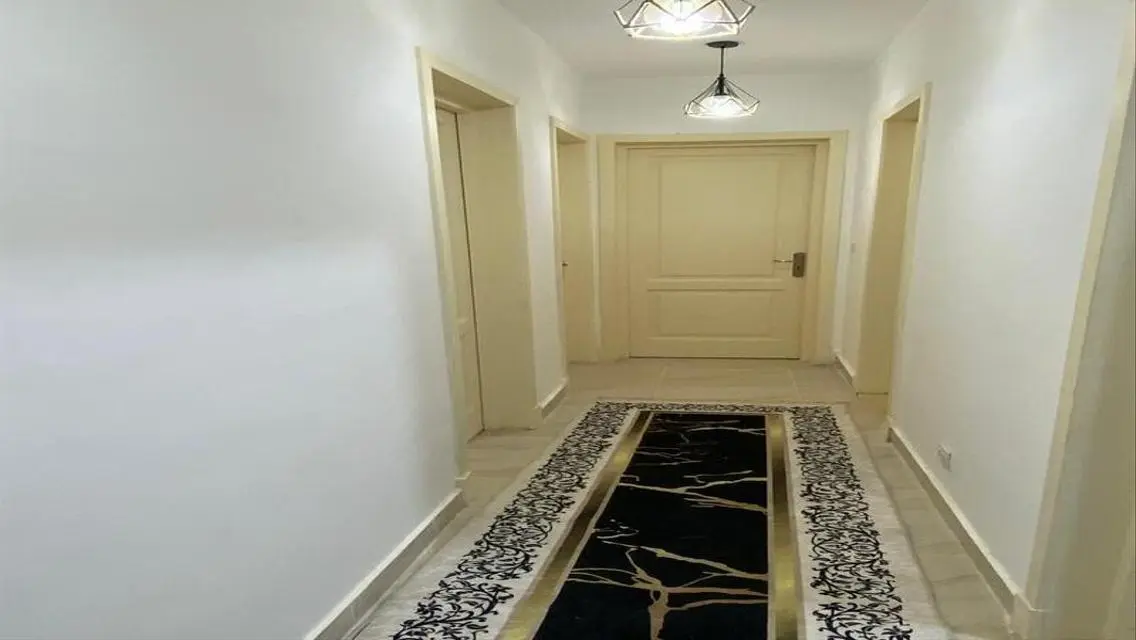 شقة حديثة مع حديقة خاصة ومرافق ممتازة