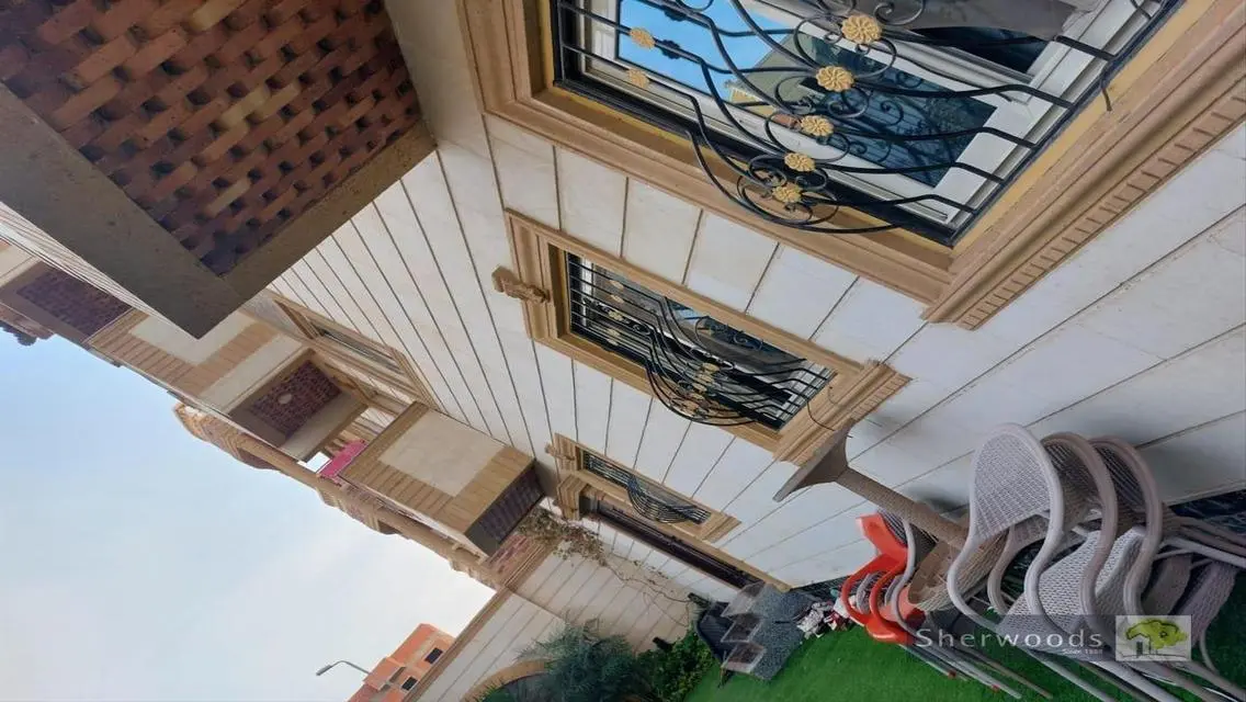 شقة فاخرة بمساحة 300 متر للبيع