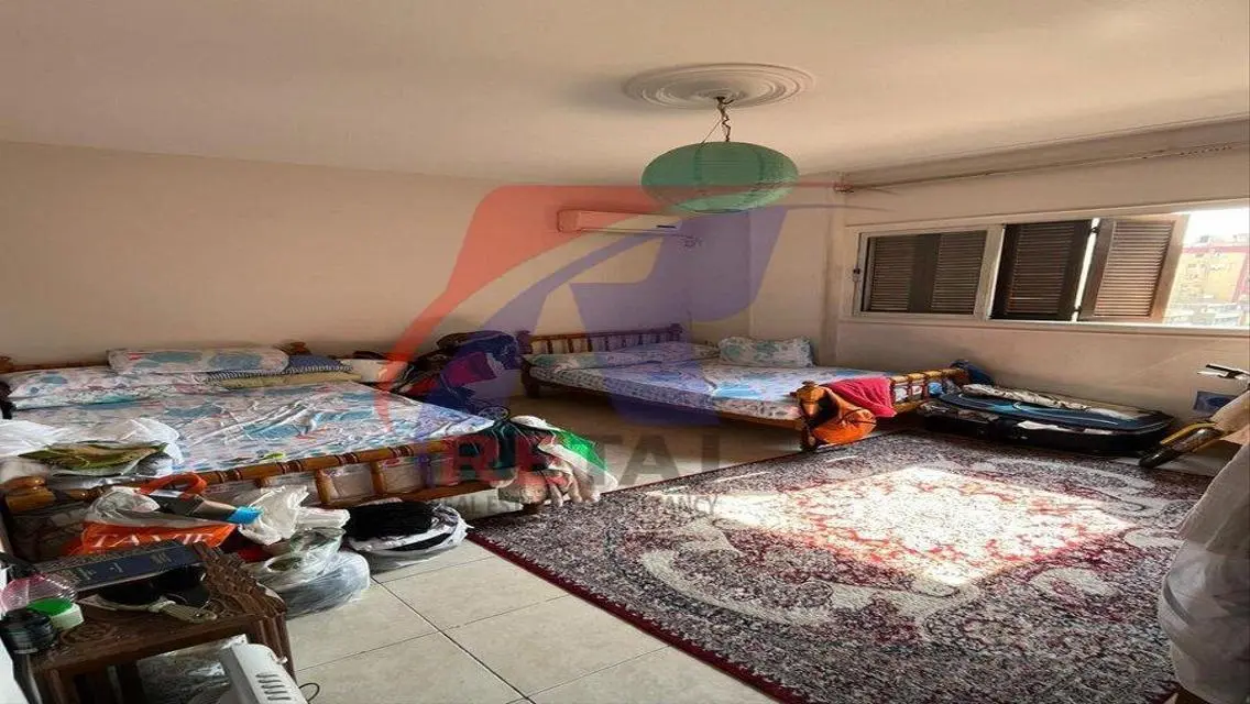 شقة للبيع مع شرفة في موقع ممتاز