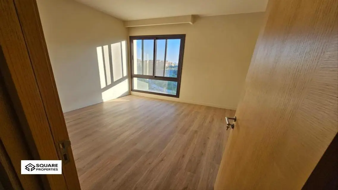 Luxurious Apartment with Spacious Layout and Amenities
