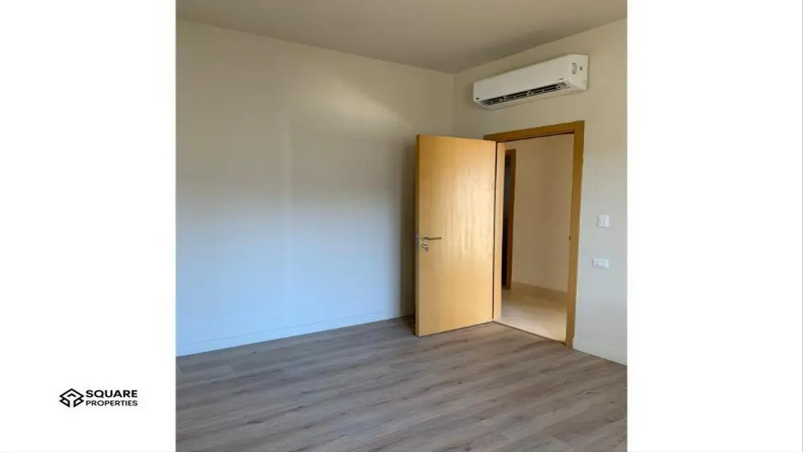Luxurious Apartment with Spacious Layout and Amenities