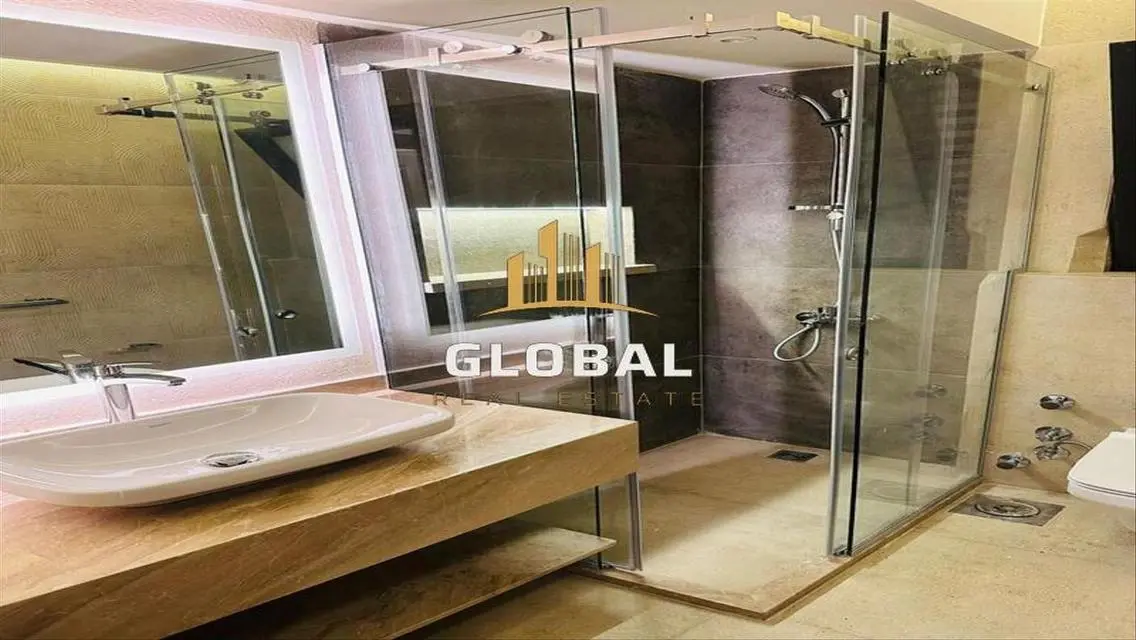 Luxurious Lakeview Apartment at Code-Lake
