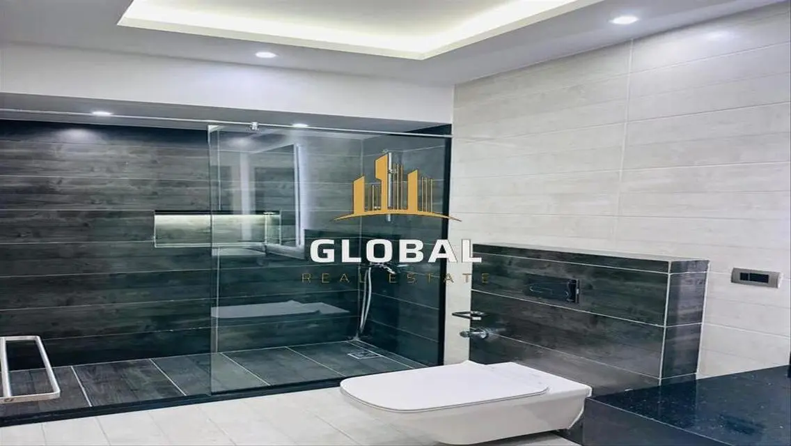 Luxurious Lakeview Apartment at Code-Lake