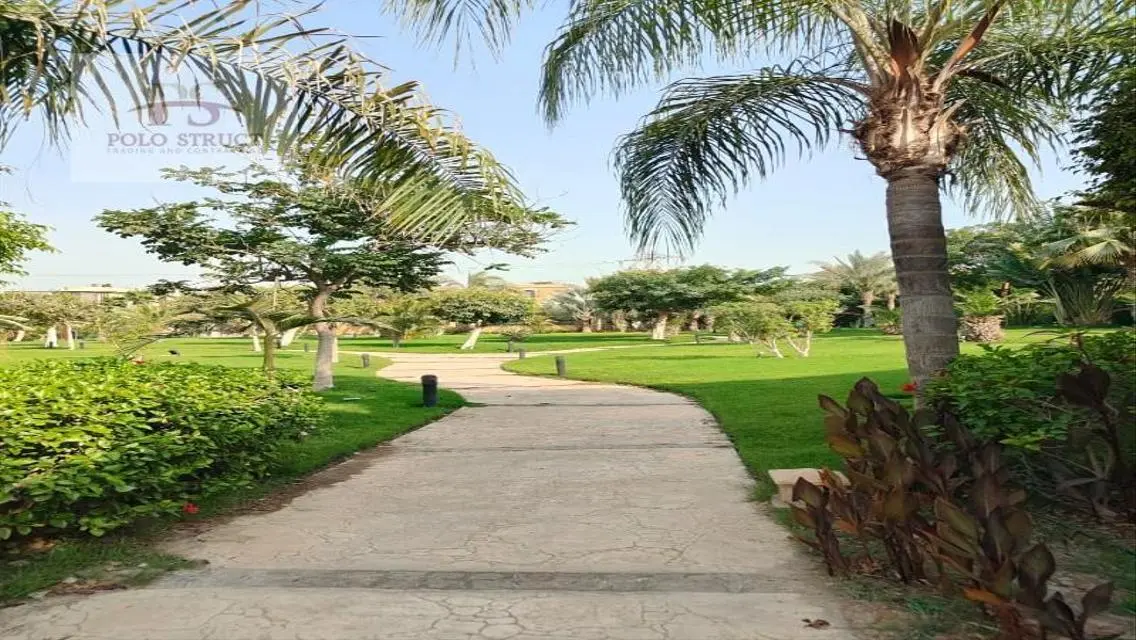 فيلا فاخرة للبيع بحديقة خاصة ومسبح خاص
