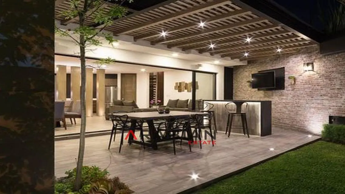 Luxury Apartment with Lake Views and Exceptional Amenities