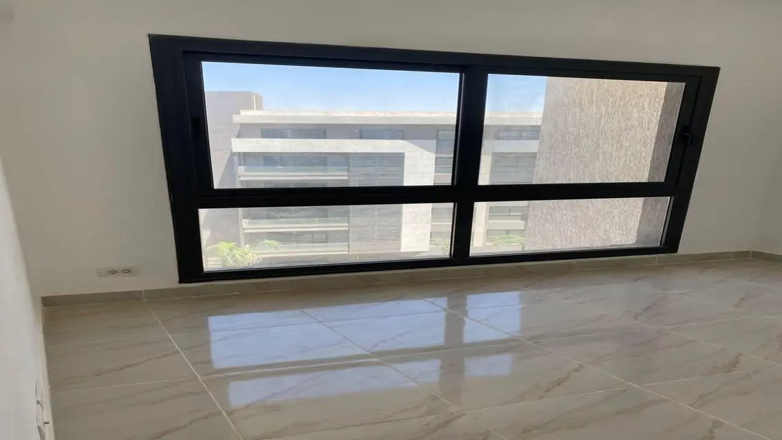 شقة رائعة للإيجار في b15 بسعر 11000 جنيه