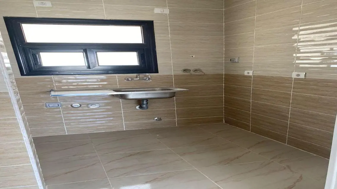شقة رائعة للإيجار في b15 بسعر 11000 جنيه