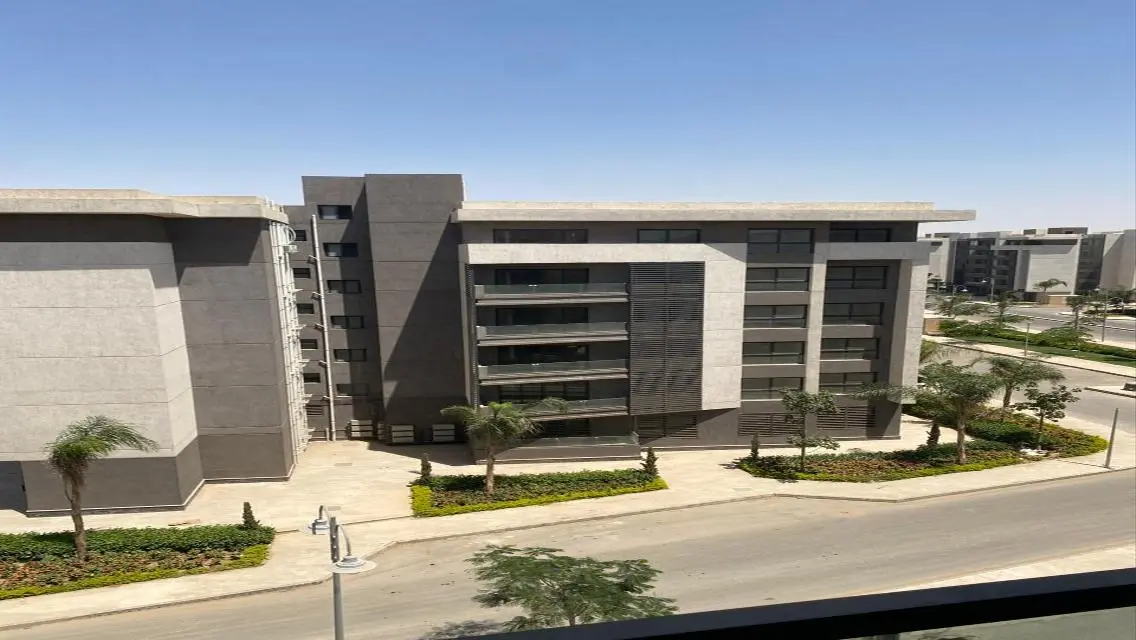 شقة رائعة للإيجار في b15 بسعر 11000 جنيه