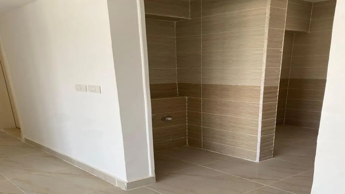 شقة رائعة للإيجار في b15 بسعر 11000 جنيه