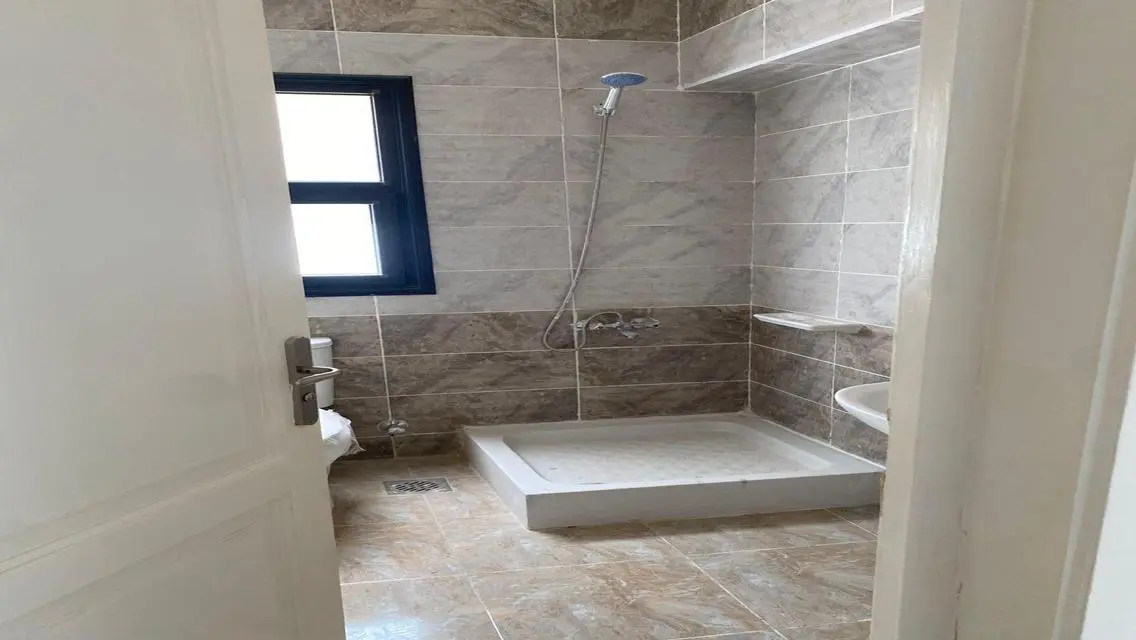 شقة رائعة للإيجار في b15 بسعر 11000 جنيه