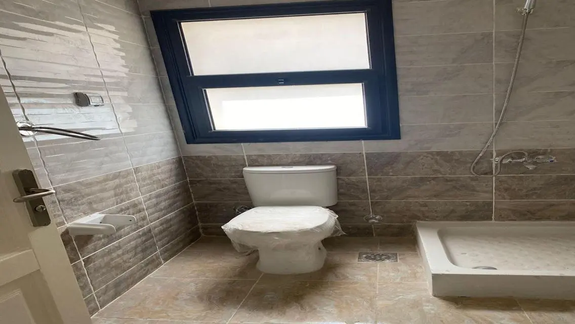 شقة رائعة للإيجار في b15 بسعر 11000 جنيه