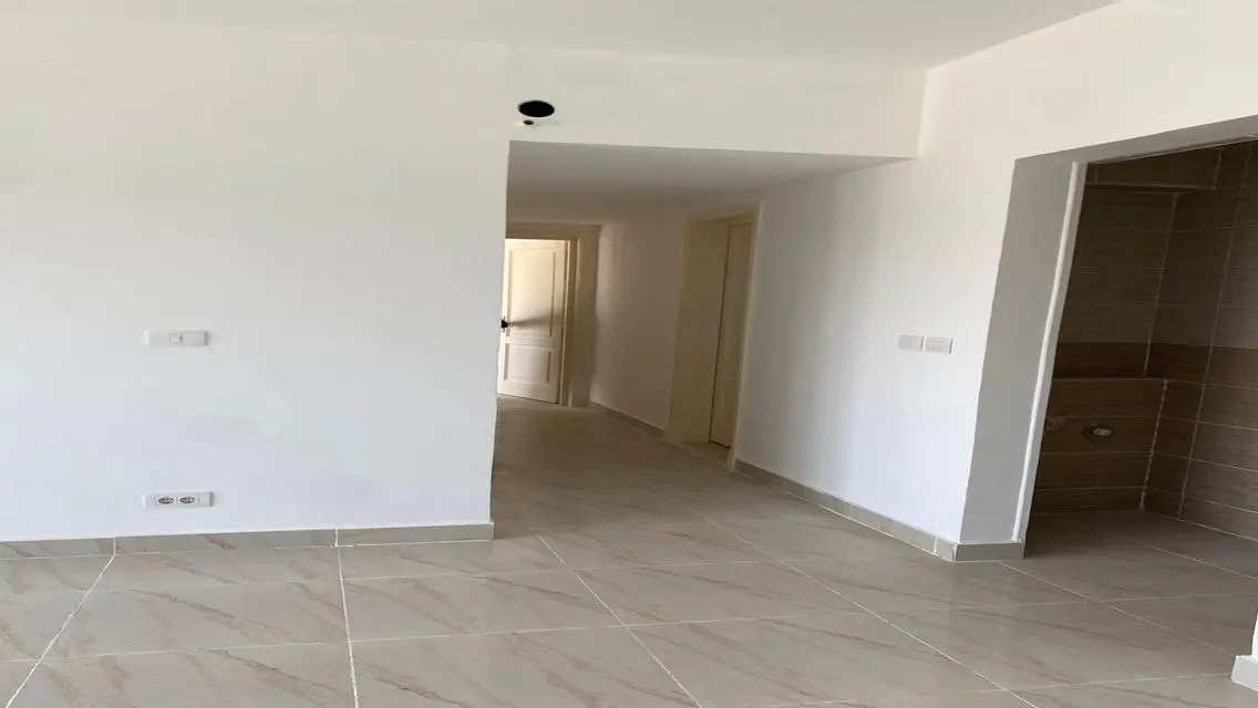 شقة رائعة للإيجار في b15 بسعر 11000 جنيه