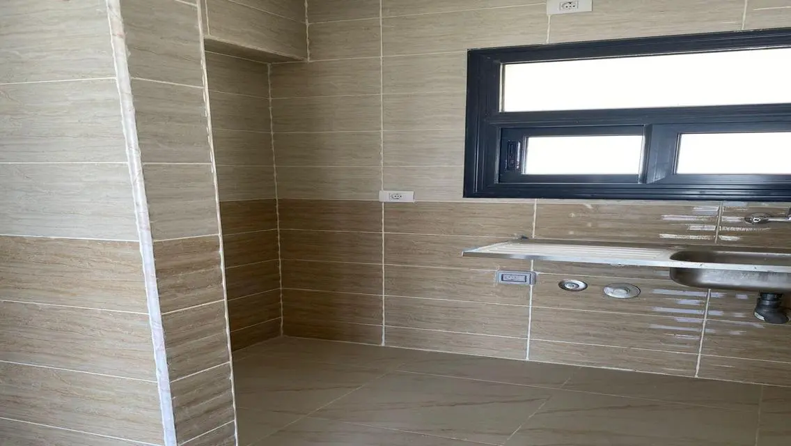 شقة رائعة للإيجار في b15 بسعر 11000 جنيه