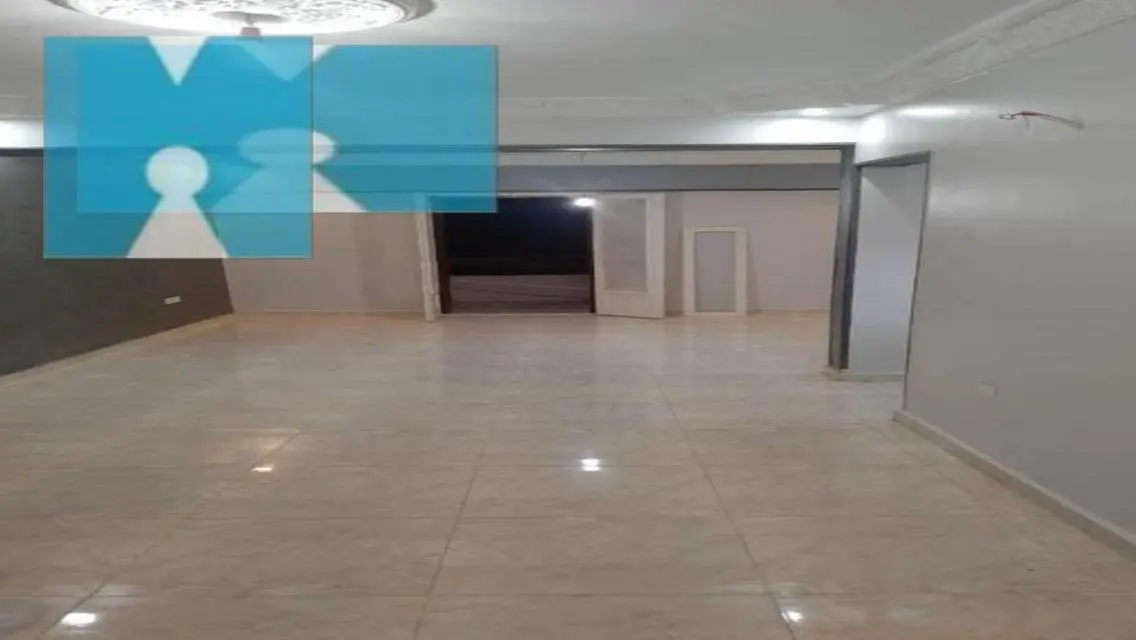فيلا فاخرة مع حديقة خاصة ومسبح مشترك