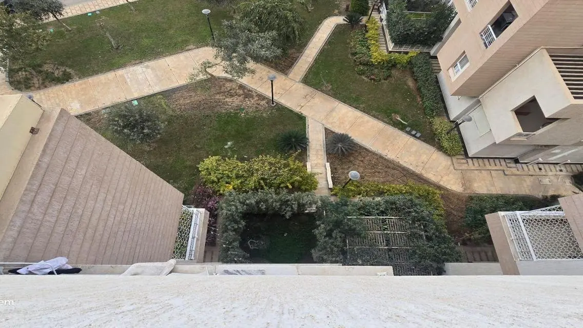 شقة فاخرة للبيع في B8 بمساحة 208 متر
