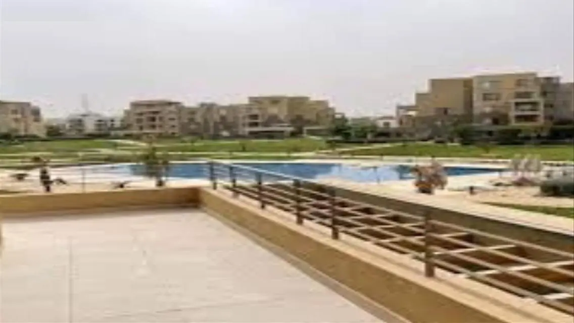 شقة فاخرة بمساحة كبيرة للبيع بسعر مناسب