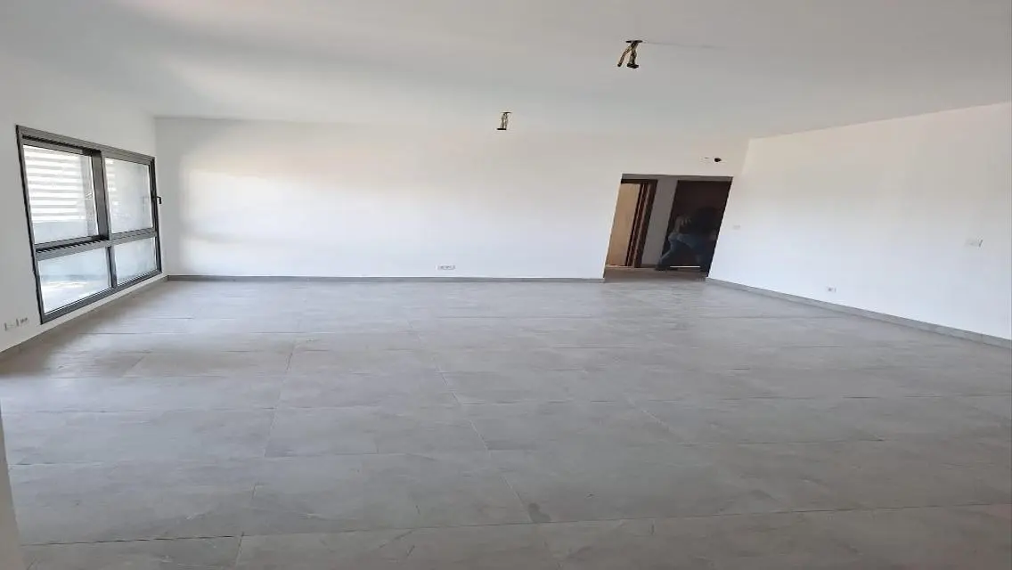 شقة فاخرة مطلة على البحيرات بحراسة أمنية