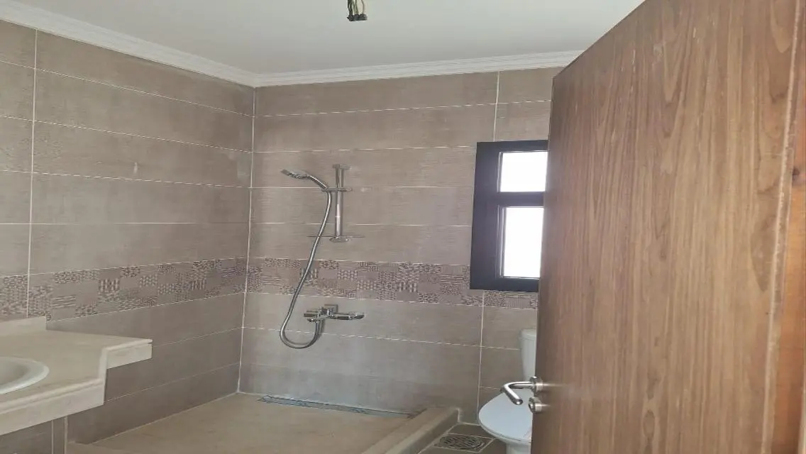 شقة فاخرة مطلة على البحيرات بحراسة أمنية
