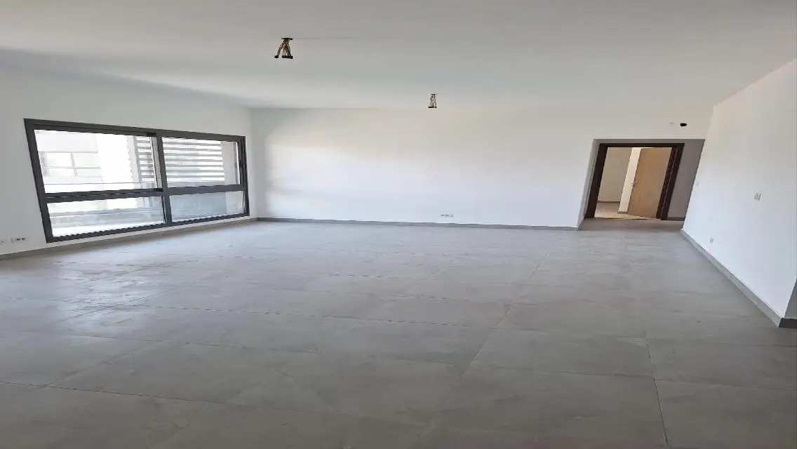 شقة فاخرة مطلة على البحيرات بحراسة أمنية