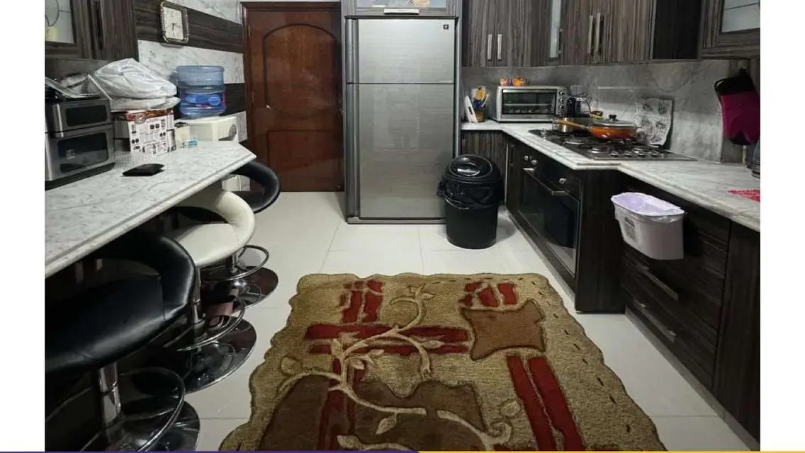 شقة فاخرة للبيع بمساحة متر مع شرفة وخدمات حراسة