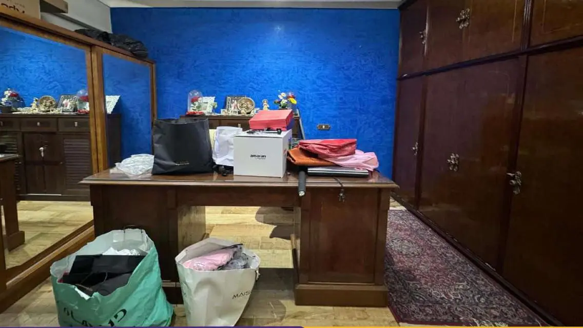 شقة فاخرة للبيع بمساحة متر مع شرفة وخدمات حراسة