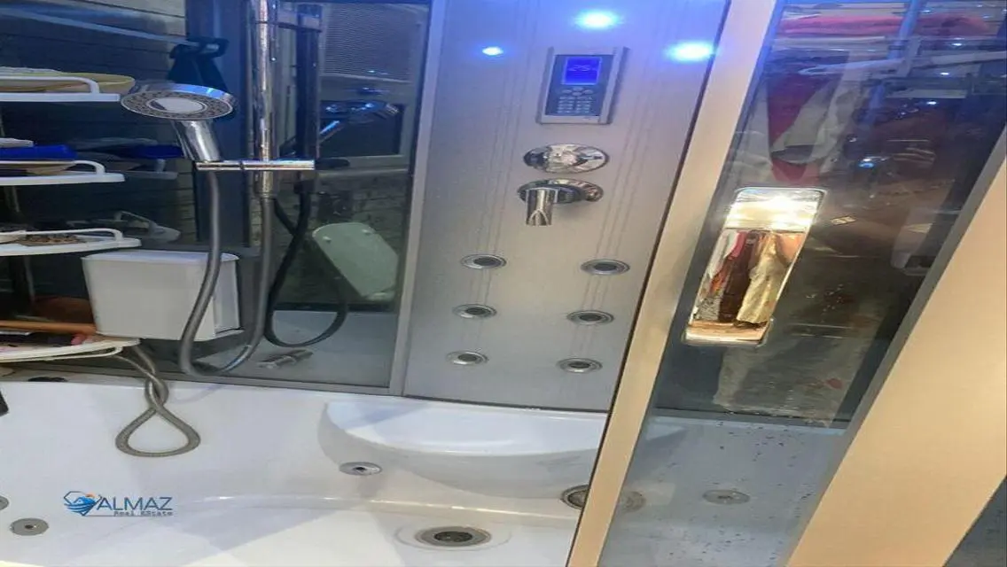 شقة فاخرة مع شرفة وحارس أمن للبيع