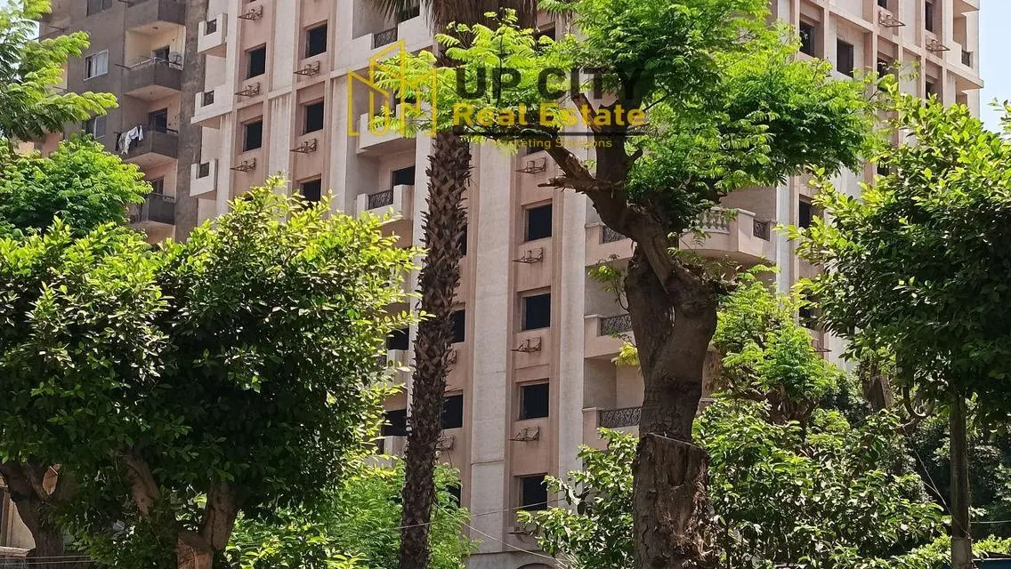 شقة فاخرة للبيع بمساحة كبيرة