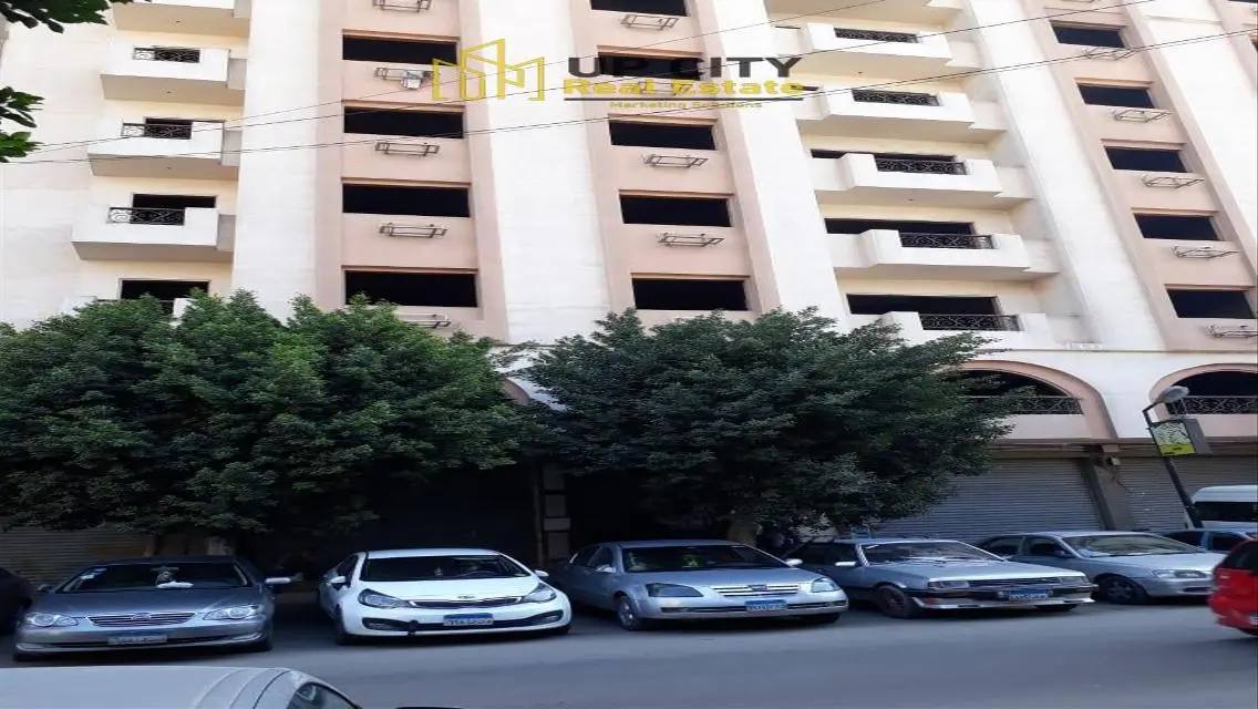 شقة فاخرة للبيع بمساحة كبيرة