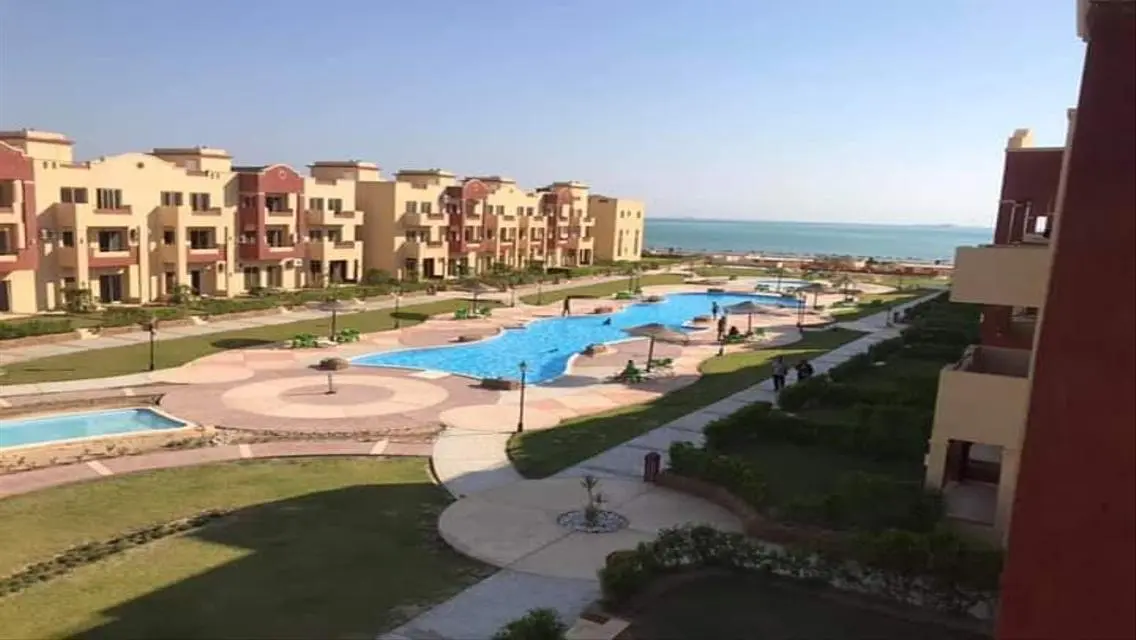 شقة فاخرة بمساحة ممتازة وإطلالة على بحيرات