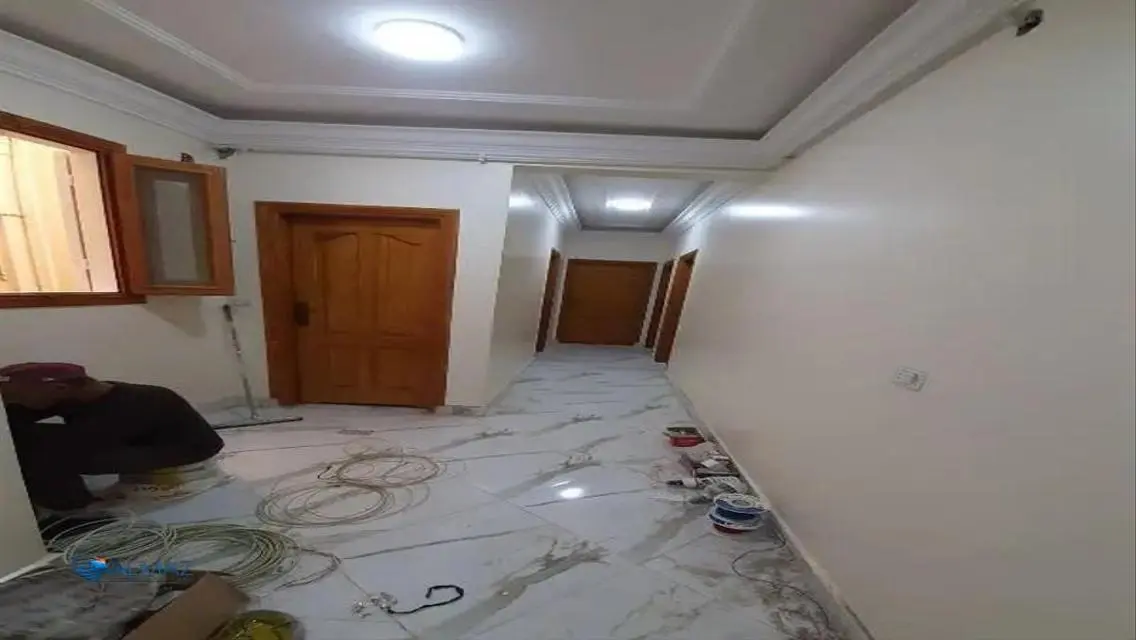شقة رائعة للإيجار مع شرفة وحارس أمن