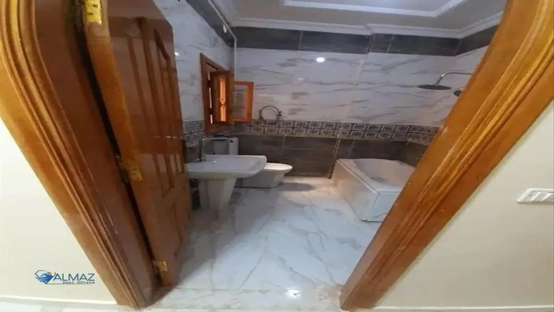 شقة رائعة للإيجار مع شرفة وحارس أمن