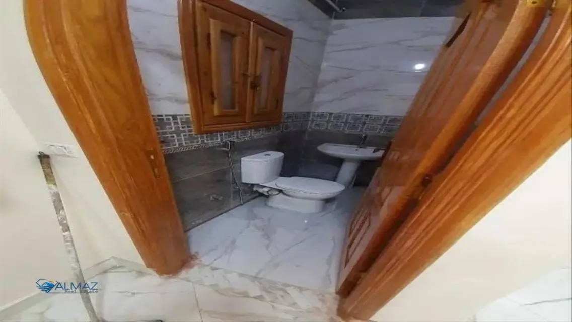 شقة رائعة للإيجار مع شرفة وحارس أمن