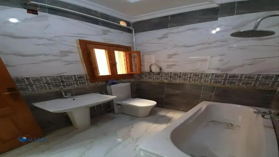 شقة رائعة للإيجار مع شرفة وحارس أمن