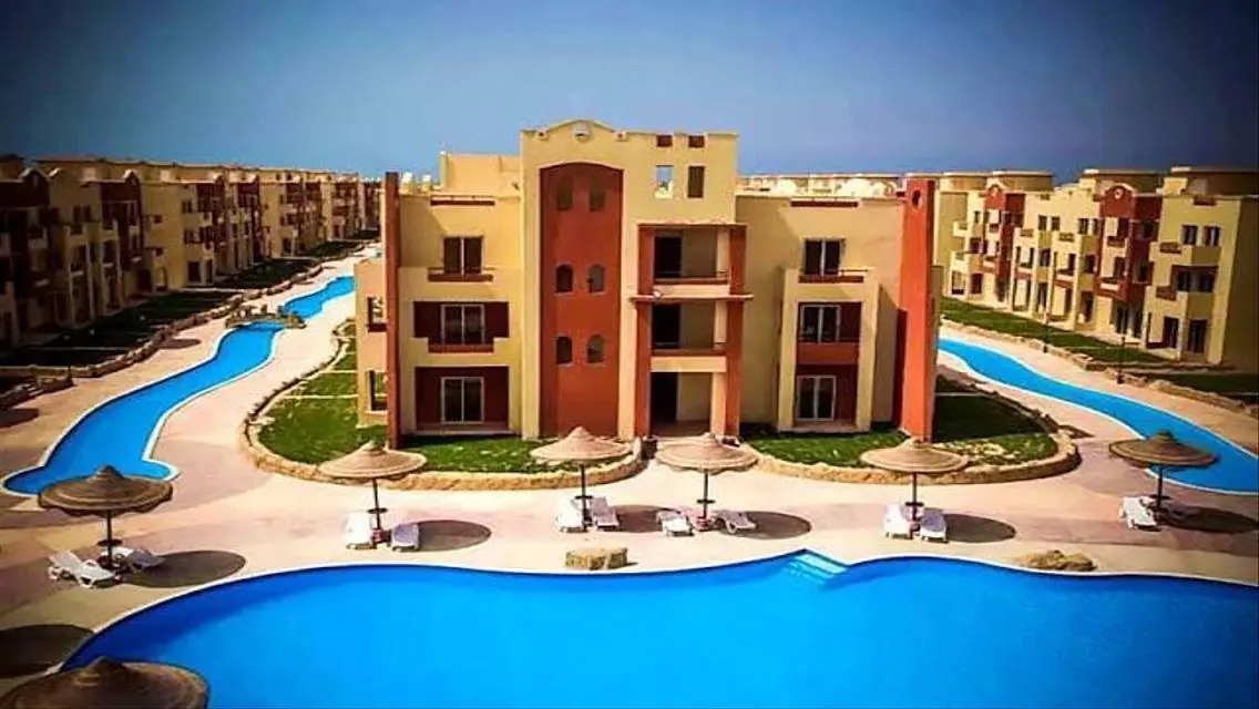عقار متميز بإطلالة على البحيرات وحديقة خاصة