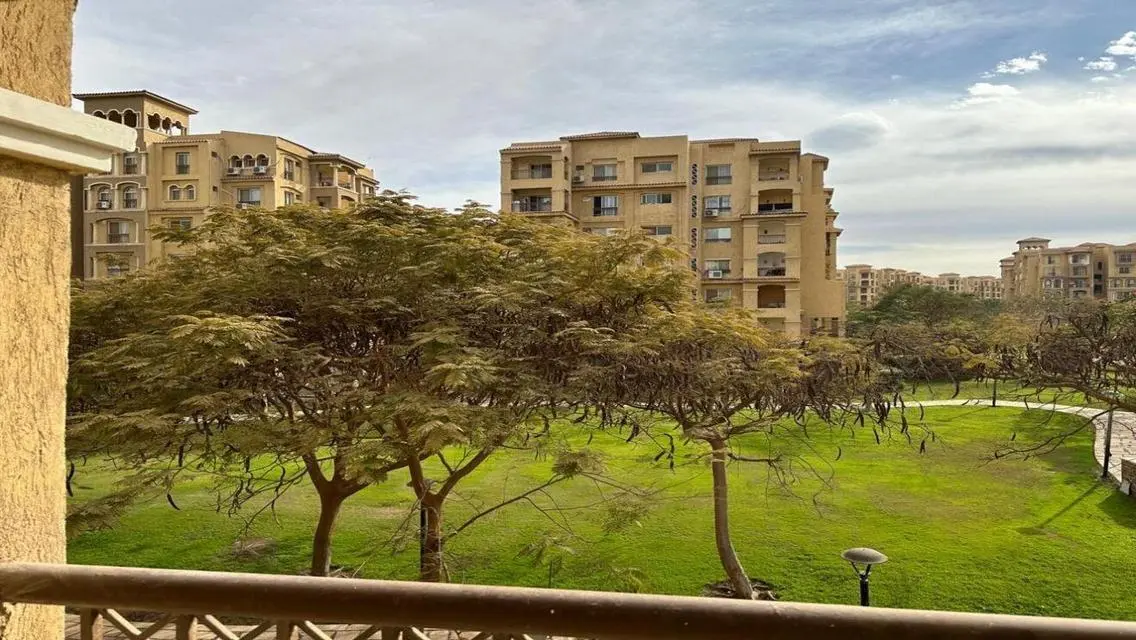 شقة رائعة للإيجار تطل على معلم رئيسي