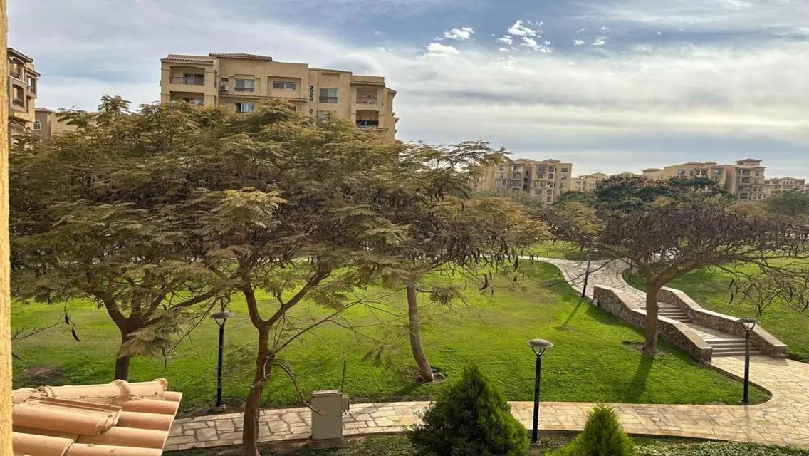 شقة رائعة للإيجار تطل على معلم رئيسي
