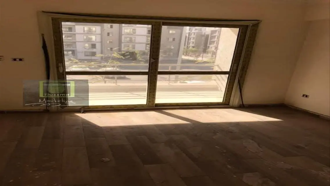 شقة رائعة للإيجار مع شرفة وحارس أمن