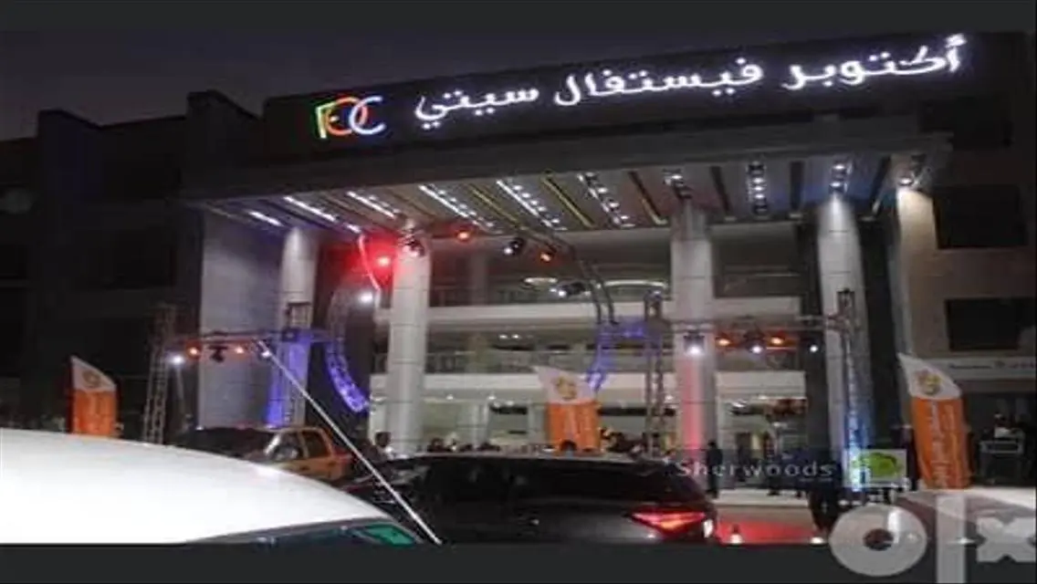 شقة فاخرة مع موقف مغطى للإيجار