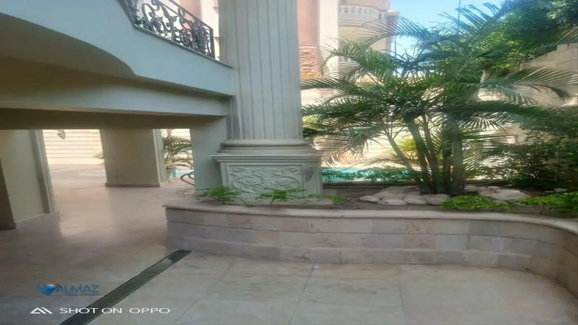 شقة فاخرة مع شرفة وحارس أمن للبيع