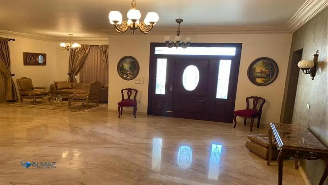 شقة فاخرة مع شرفة وحارس أمن للبيع