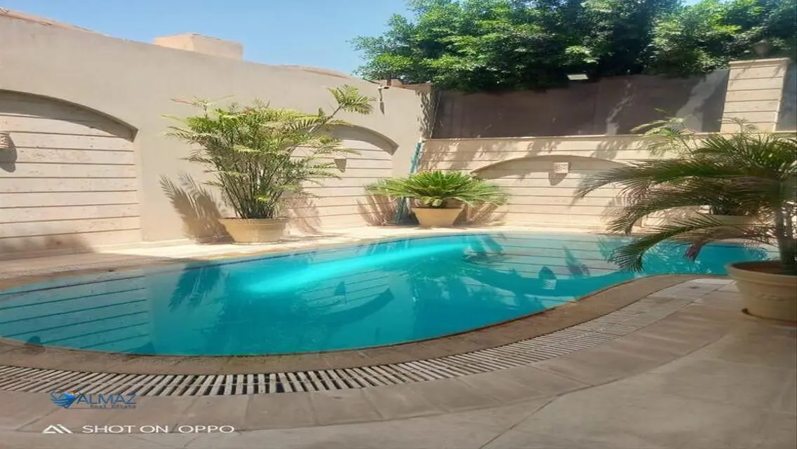 شقة فاخرة مع شرفة وحارس أمن للبيع
