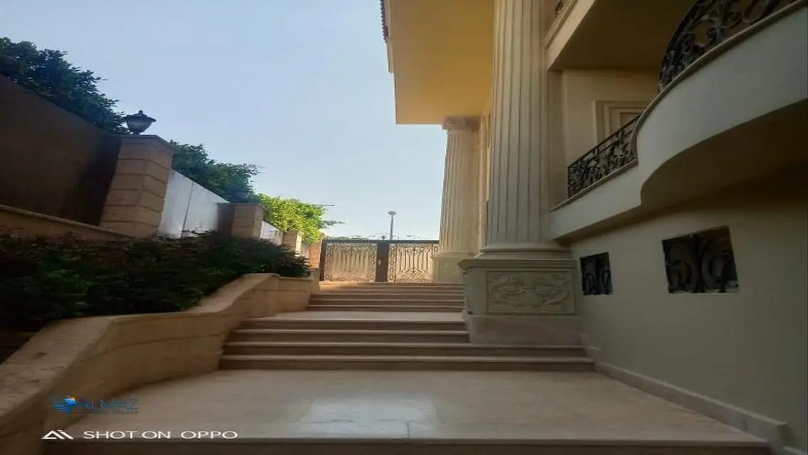 شقة فاخرة مع شرفة وحارس أمن للبيع