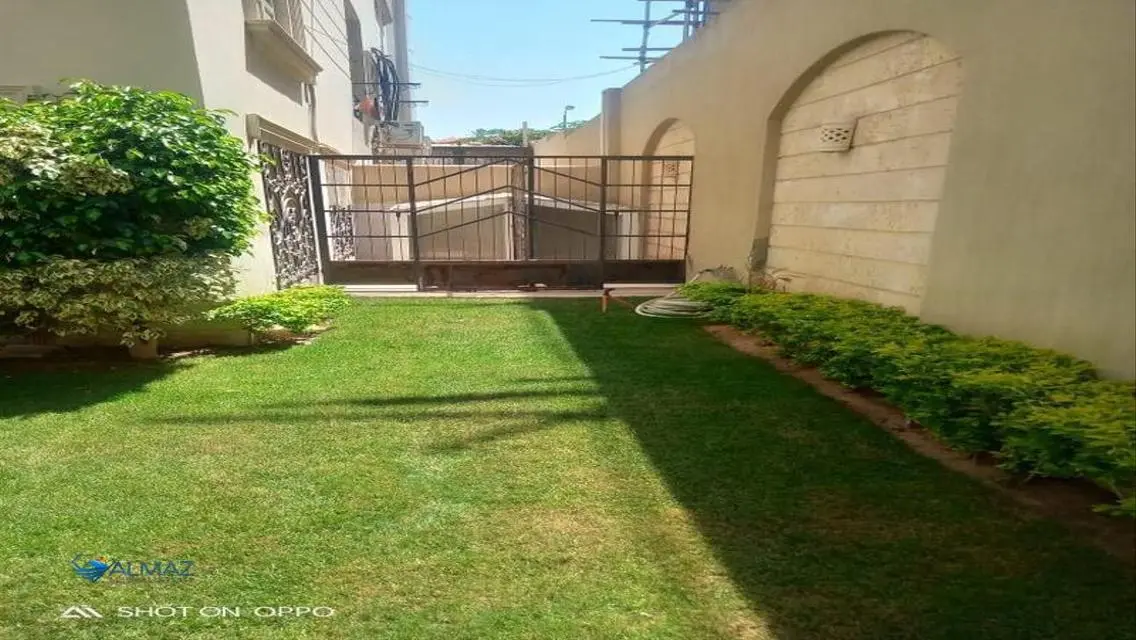 شقة فاخرة مع شرفة وحارس أمن للبيع