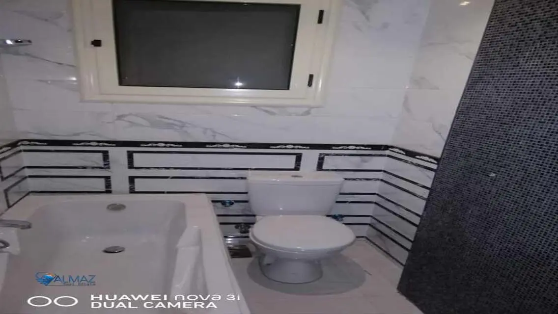 شقة فاخرة للإيجار بمساحة واسعة
